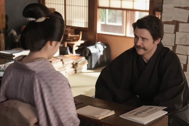 トキ(高石あかり)に英語を教えるヘブン(トミー・バストウ)