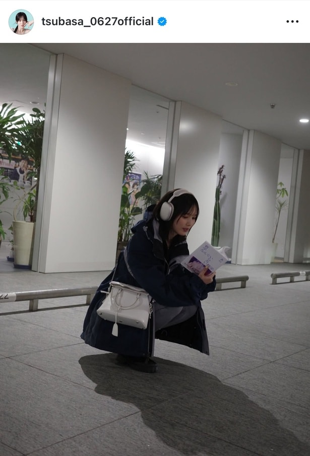  【写真】本田翼、あのちゃんの本をしゃがみ込んで読む姿がかわいい…