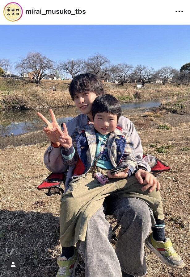 【写真】天野優が兵頭功海の膝に座った多幸感あふれるオフショット