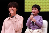 天野優が兵頭功海の膝でピースする仲良しショットに「癒しの2ショットありがとう」「おてての大きさ2倍」の声＜未来のムスコ＞