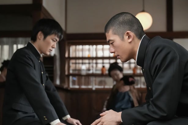 トキ(高石あかり)を病院につ入れてきた丈(杉田雷麟)と正木(日高由起刀)
