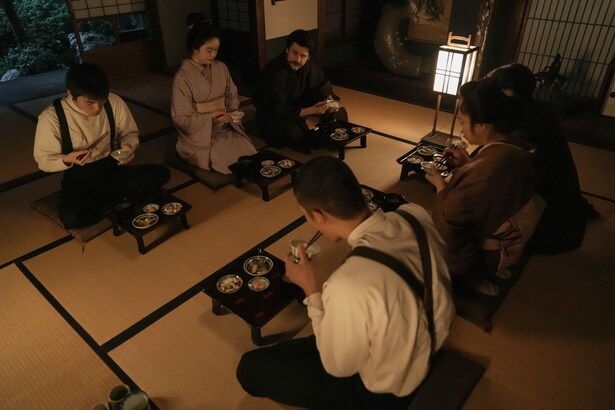 ヘブン(トミー・バストウ)、松野家一同の沈黙に違和感を覚える