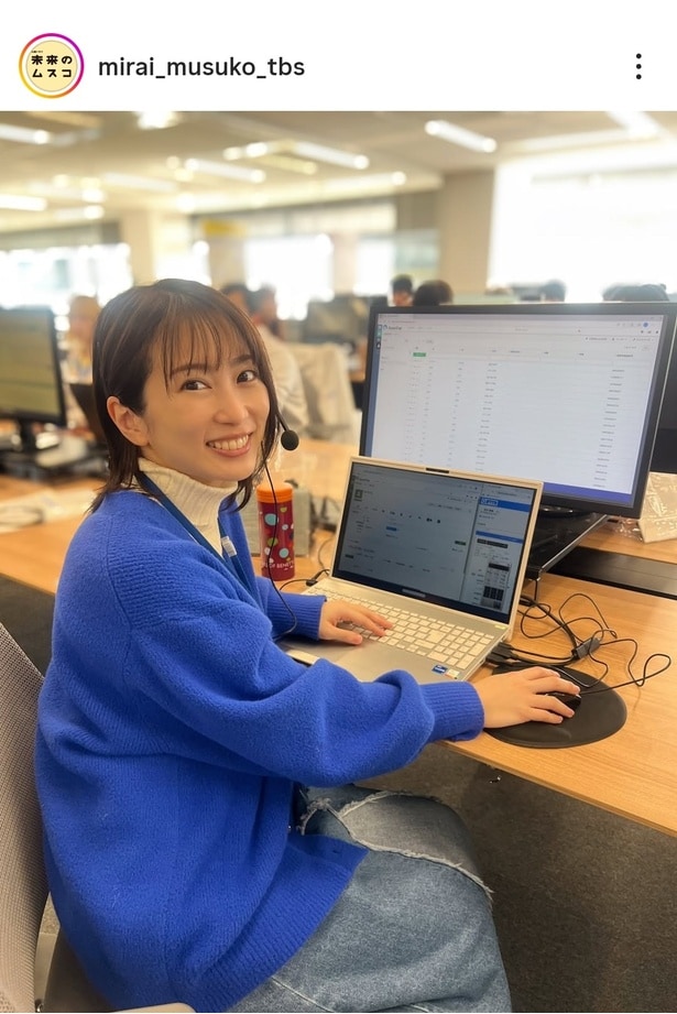 【写真】志田未来、コールセンターでの仕事中に自然体の笑顔をみせるオフショット