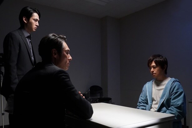 勝地涼“武尊”は容疑者のふりをして警察内部に潜り込み、瀬戸さおり“京子”を死に追いやった人間を探す＜身代金は誘拐です＞