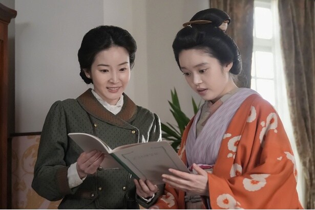 ラン(蓮佛美沙子)はトキ(高石あかり)に努力の結晶である英語のノートを見せる