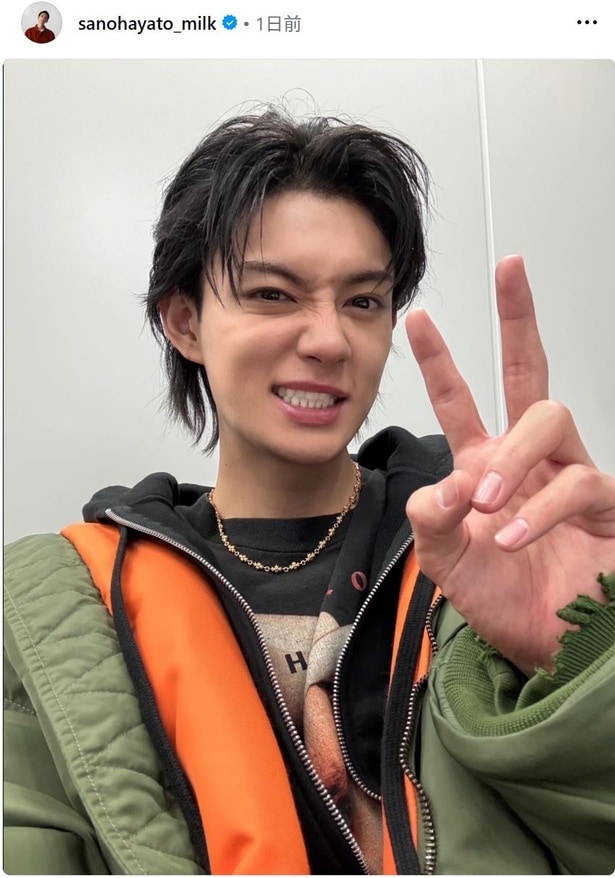 【写真】佐野勇斗、Instagramフォロワー200万人突破に笑顔でピース