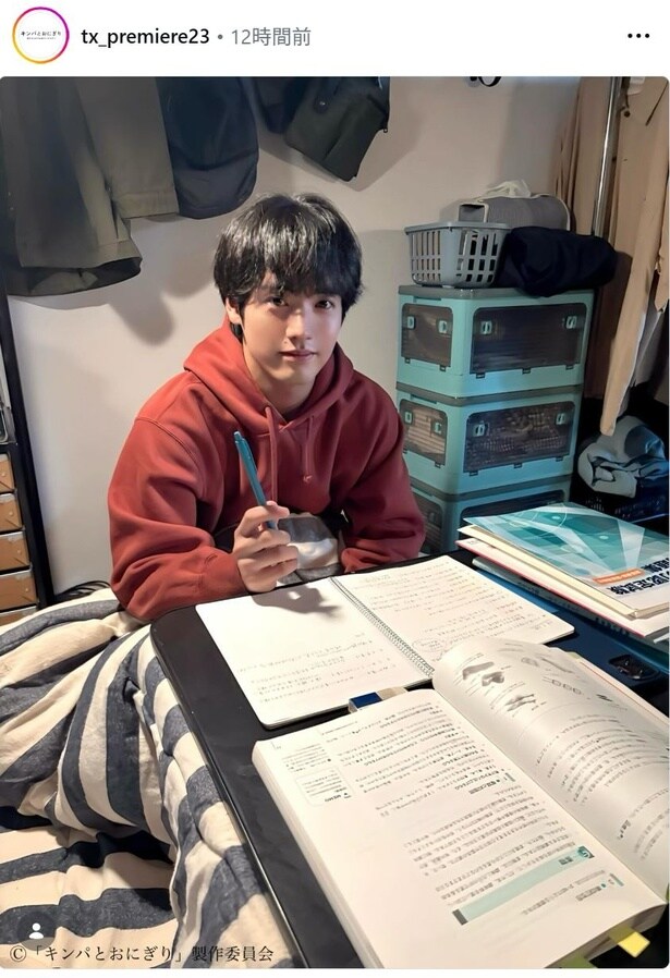 【写真】赤楚衛二、パーカー姿でこたつで勉強…新鮮なオフショット