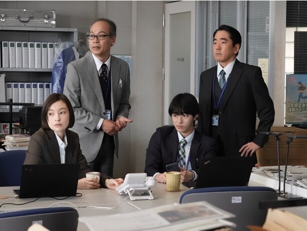 安藤(緒方直人)のスマホをなくさないための原始的な方法になんとも言えない視線を送る広報2係