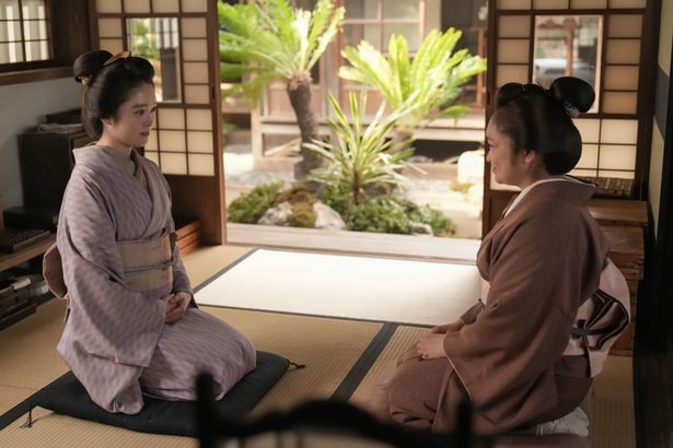 トキ(高石あかり)はフミ(池脇千鶴)に、ヘブン(トミー・バストウ)を引き留めない覚悟を告げる