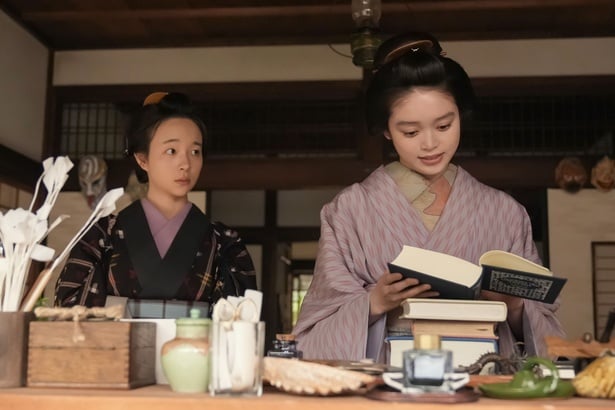 トキ(高石あかり)はヘブン(トミー・バストウ)が執筆に夢中になっていた姿を思い返す