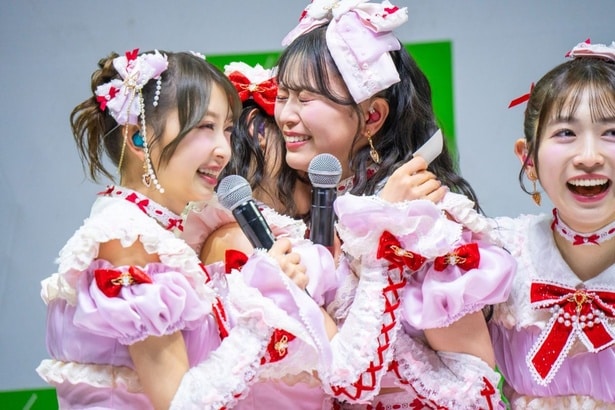 オリコンデイリー1位の報告を聞いて喜ぶメンバーたち