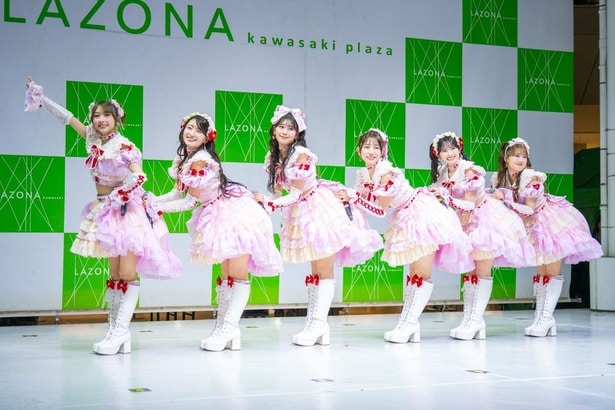 (左より)辻野かなみ、杏ジュリア、坂井仁香、小泉遥香、菅田愛貴、吉川ひより