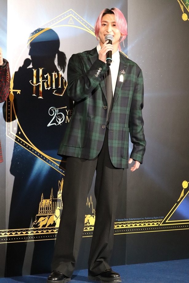 【写真】“スリザリン”をイメージしたコーディネートで登場した佐久間大介