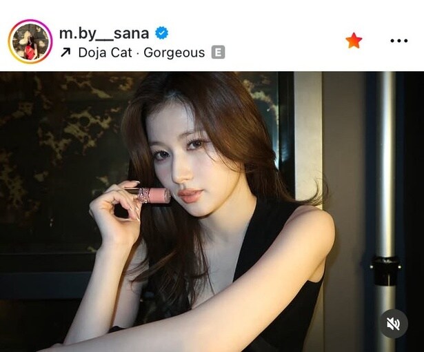 【写真】TWICE・サナ、二の腕が眩しい“大人かわいい”姿に「きれい」の声