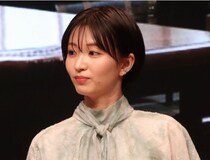岡崎紗絵、セットツアー中に鍋を持ち上げて微笑むオフショットに「この笑顔で世界救えます」と反響＜プロフェッショナル＞
