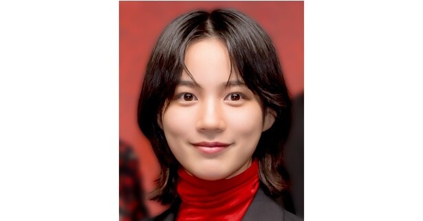 ジャケットスーツ姿が“カッコよすぎる”…のん、メガネに知的さ際立つクールな視線に「イケメン」と反響