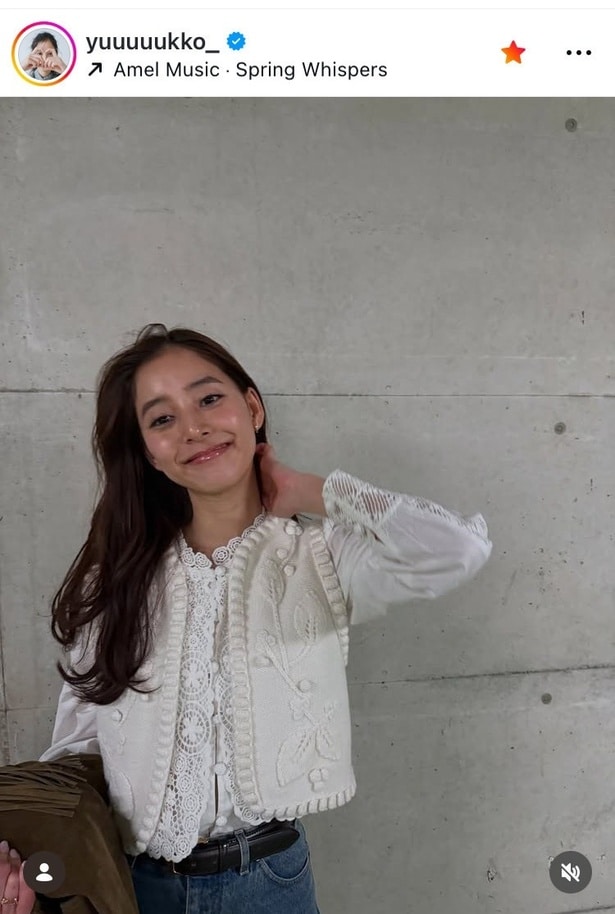 【写真】片手で髪をかき上げ…新木優子、デニムパンツ×白シャツが春らしい“私服”姿の笑顔
