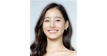 片手で髪をかき上げ…新木優子、デニムパンツ×白シャツが春らしい“私服”姿の笑顔に「かわいすぎ」の声