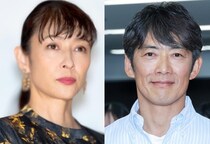 猟銃を構える“物語のキーマン”水野美紀、反町隆史らイケオジ3人との集合ショット公開＜ラムネモンキー＞