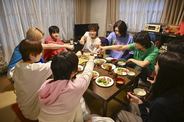 いつものように吾妻(中村倫也)の家で食卓を囲むNAZE