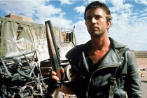 「マッドマックス」の衝撃カーアクションと「北斗の拳」が受け継いだヒャッハーな世紀末風景　革命的映画の出発地点を振り返る