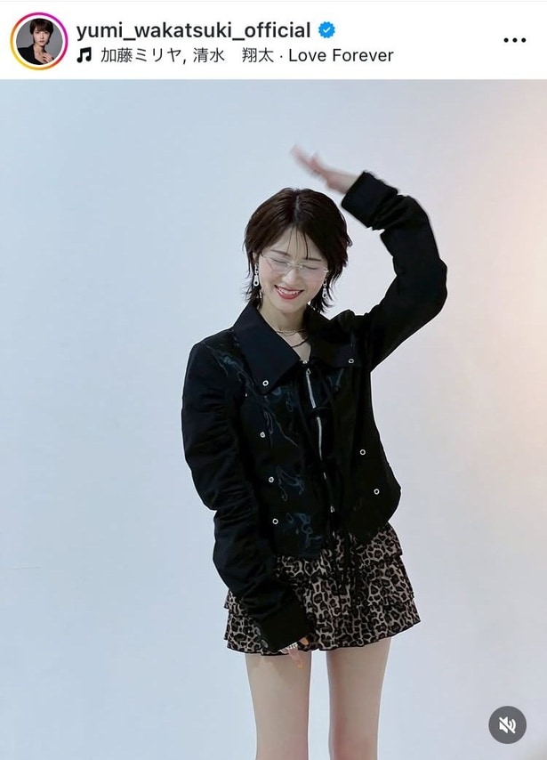 【写真】「その服着てたら10代に見える」…若月佑美、細くてスリムな美脚のY2Kスタイル