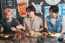 ＜VS.超特急＞シューヤ、マサヒロ、アロハで湘南ロケ　数原龍友＆中務裕太と男気アームレスリング対決も