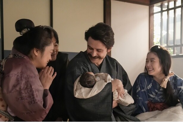 ヘブン(トミー・バストウ)らは子どものかわいらしさにデレデレになる