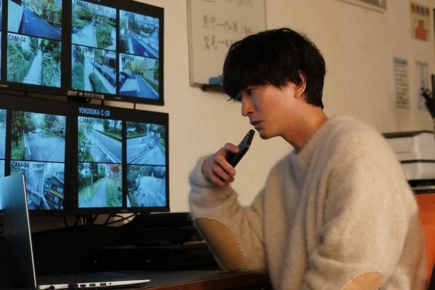 壮亮(浅香航大)は防犯カメラ映像をもとに様々な情報を収集する