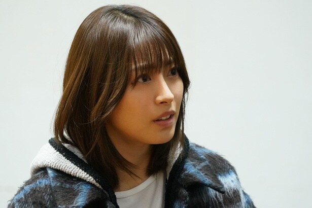 美羽(瀧本美織)は一人、京子(瀬戸さおり)を殺した犯人を捜すこととなる