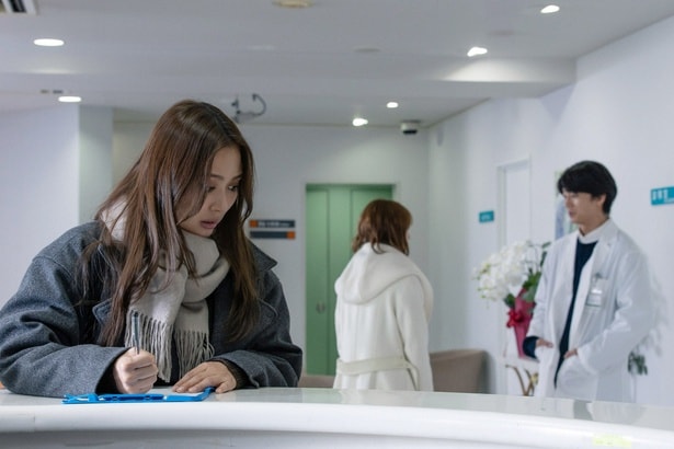 内田理央“千春”、伊藤健太郎“司”が夢を叶えている姿に涙…司と待ち合わせの約束をするも中村ゆりか“えみる”の邪魔が入る＜略奪奪婚＞