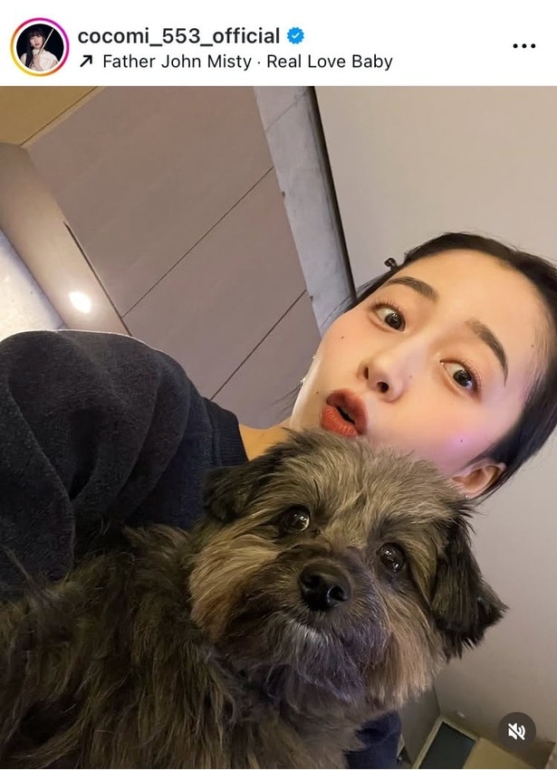 【写真】「腕の中のもふもふが愛おしい」…Cocomi、“愛犬を抱く”アップのオフショット