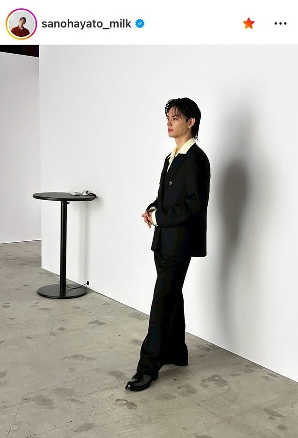 【写真】「フェイスラインがシャープすぎる」…佐野勇斗、ブラックスーツで立つ横顔ショット