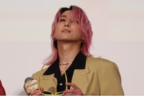 Snow Man佐久間大介、細やかで“紳士”な気遣い　“先生”羽楽に手を差し伸べエスコート＜スペシャルズ＞