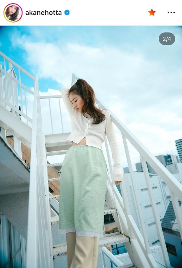 【写真】春空に映える“ウエストちらり”…堀田茜、“前髪アップ”の爽やかコーデ