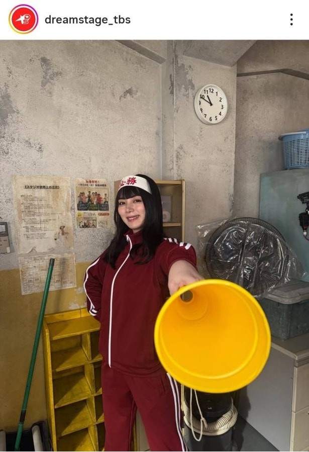 【写真】ハチマキ&ジャージ姿でメガホンを持つ池田エライザ