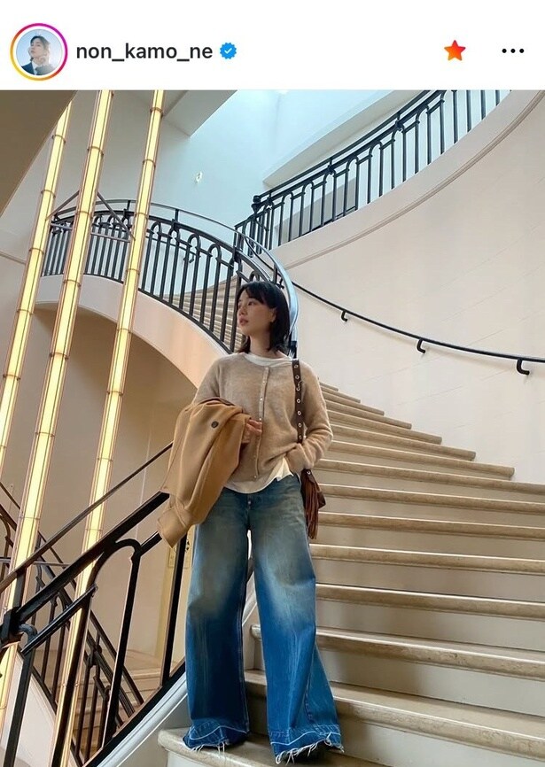 【写真】曲線階段に映える“ガーリーカジュアル”…のん、「オーバーデニム」でリラックス姿
