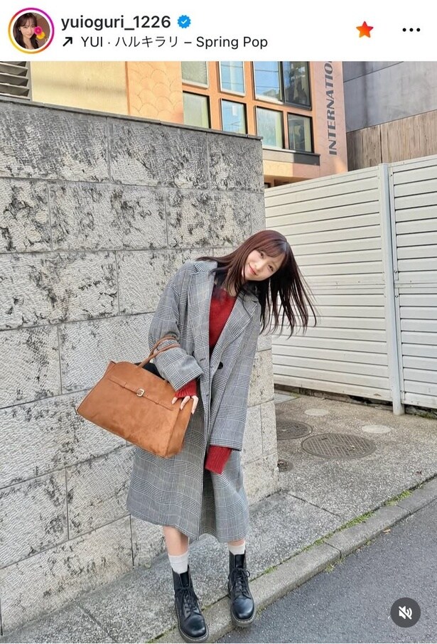【写真】「カジュアルガーリーに」…AKB48・小栗有以、“赤”ニットワンピ×チェックコート姿