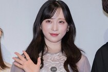 「カジュアルガーリーに」…AKB48・小栗有以、“赤”ニットワンピ×チェックコート姿に「反則級にかわいすぎ」の声