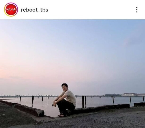 【写真】海でたそがれる鈴木亮平に「エモすぎる」の声