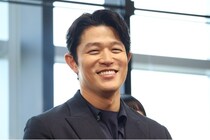 鈴木亮平、海背景に一人でたそがれるエモいショットに「かっこいい」「景色きれい」の声＜リブート＞