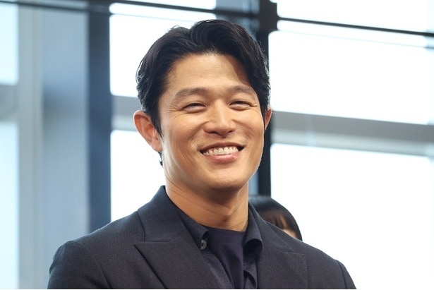 鈴木亮平、海背景に一人でたそがれるエモいショットに「かっこいい」「景色きれい」の声＜リブート＞