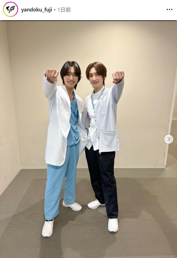 【写真】ゲスト出演のROIROM、さわやか笑顔で夜露視来ポーズ