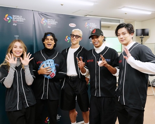 エミリー・ラッド、イニャキ・ゴドイ、タズ・スカイラー、ジェイコブ・ロメロ、新田真剣佑(写真左から)