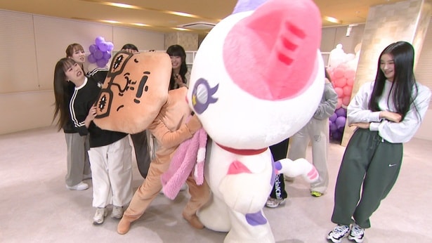 岡村隆史、ME:Iのダンスリハでマスコットキャラとケンカ勃発…MIUご立腹「文句が多いよ」＜めちゃ×2メチャってるッ！＞