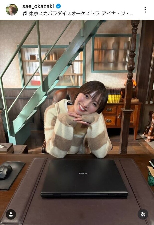 【写真】岡崎紗絵、あご乗せポーズがかわいい、ドラマ撮影合間のオフショット
