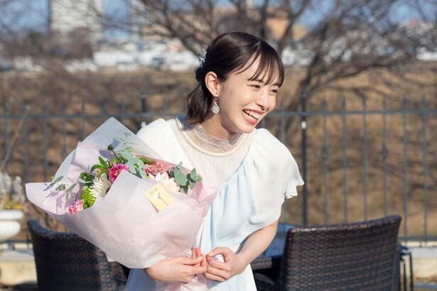 井桁弘恵、花束を手に笑顔のクランクアップ