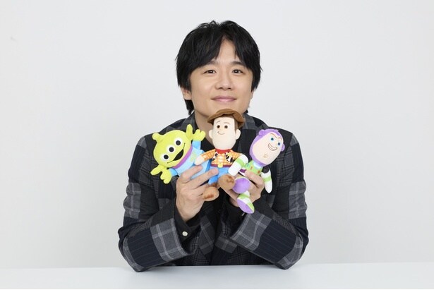 アンディの部屋に興味津々な風間俊介は、「トイ・ストーリー」のキャラクター陣と4ショットを