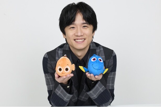 「ファインディング・ニモ」のキャラクターを両手に抱えた風間俊介