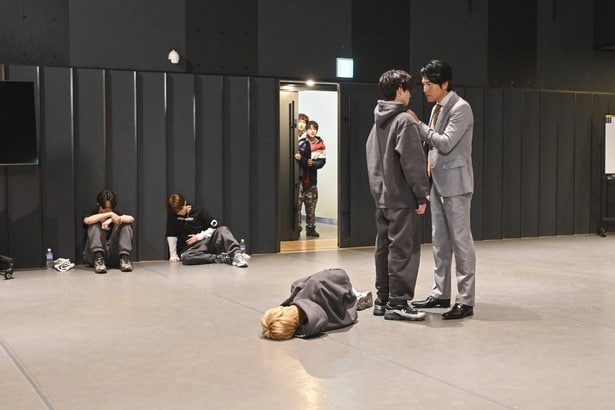 神谷(要潤)は、TORINNERのメンバーに容赦ない暴力を